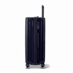 Vue latérale de la valise rigide GYL Intemporelle marine avec poignée télescopique et fermeture TSA. #couleur_marine