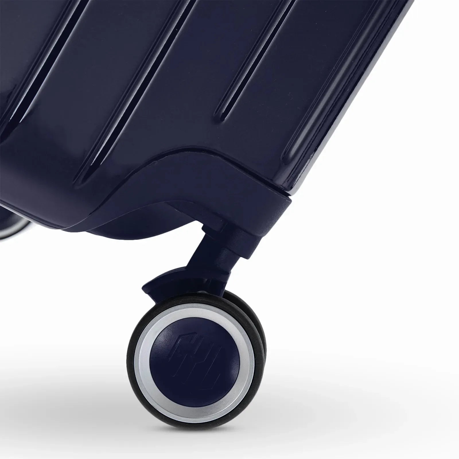 Roue double 360° de la valise GYL Intemporelle marine avec gravure du logo GYL sur le moyeu. #couleur_marine