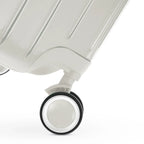 Roue double 360° de la valise GYL Intemporelle sable avec gravure du logo GYL sur le moyeu. #couleur_sable