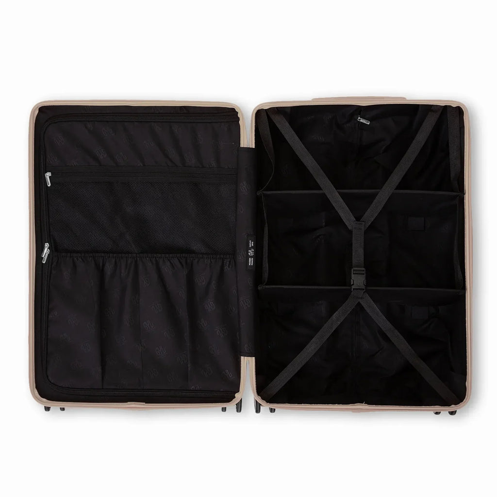 Intérieur compartimenté de la valise GYL Intemporelle sable avec sangles croisées et poches filet. #couleur_sable