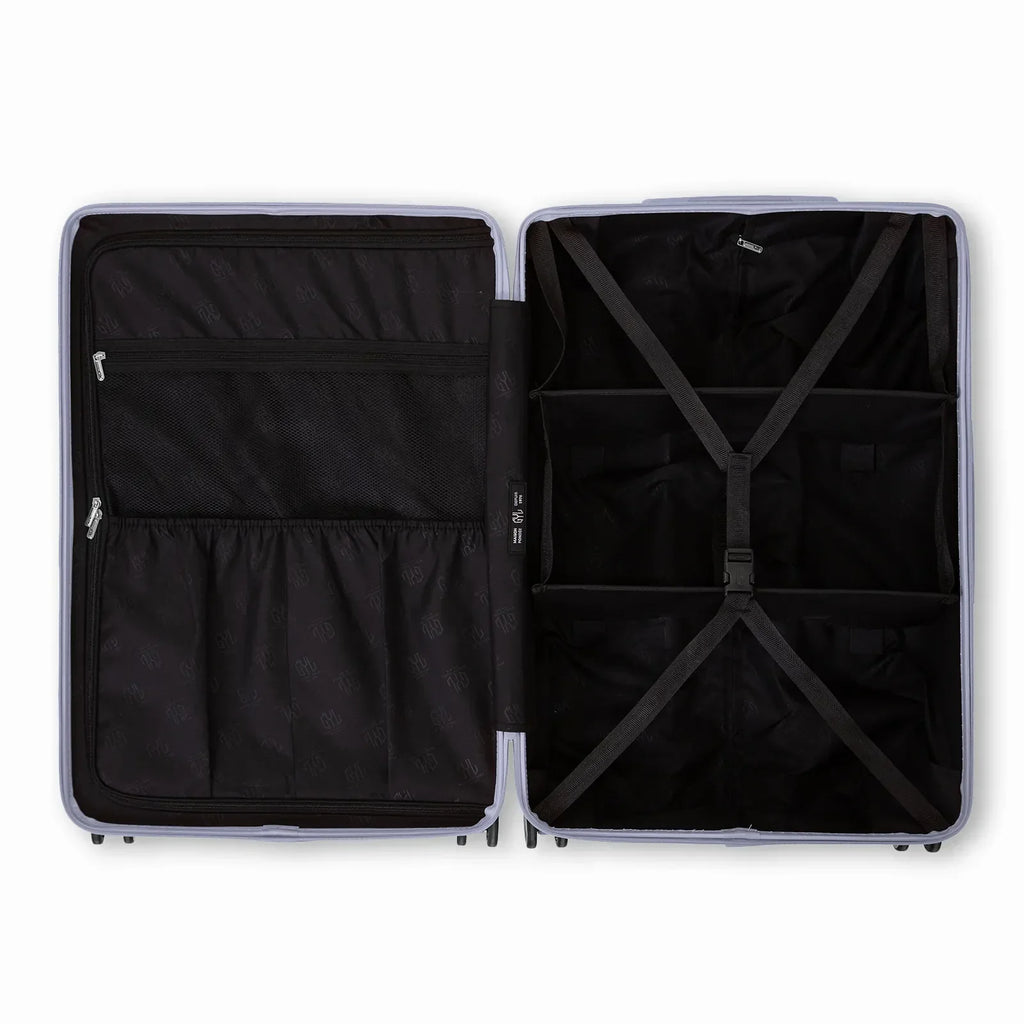 Intérieur compartimenté de la valise GYL Intemporelle argent avec sangles croisées et poches filet. #couleur_argent