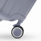 Roue double 360° de la valise GYL Intemporelle argent avec gravure du logo GYL sur le moyeu. #couleur_argent