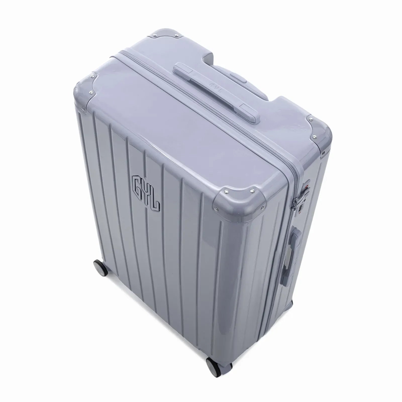 Vue en angle de la valise rigide GYL Intemporelle argent avec coins renforcés et coque nervurée brillante. #couleur_argent