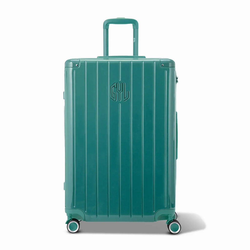 Vue avant de la valise rigide GYL Intemporelle vert d'eau, logo embossé et roulettes 360 degrés. #couleur_vert