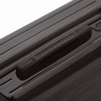 Poignée supérieure rigide de la valise GYL Intemporelle noir avec logo embossé sur le dessus. #couleur_noir