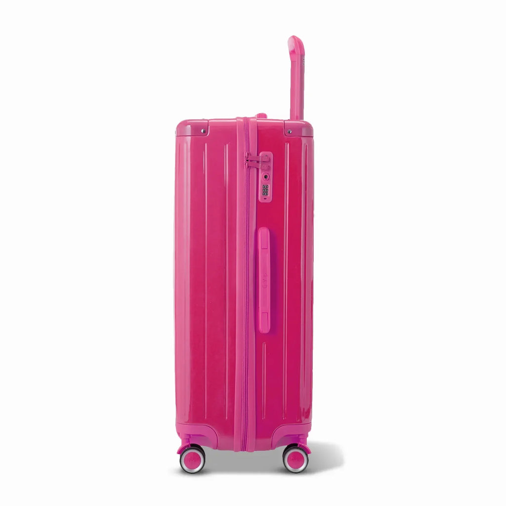 Vue latérale de la valise rigide GYL Intemporelle fuchsia avec poignée télescopique et fermeture TSA. #couleur_fuchsia