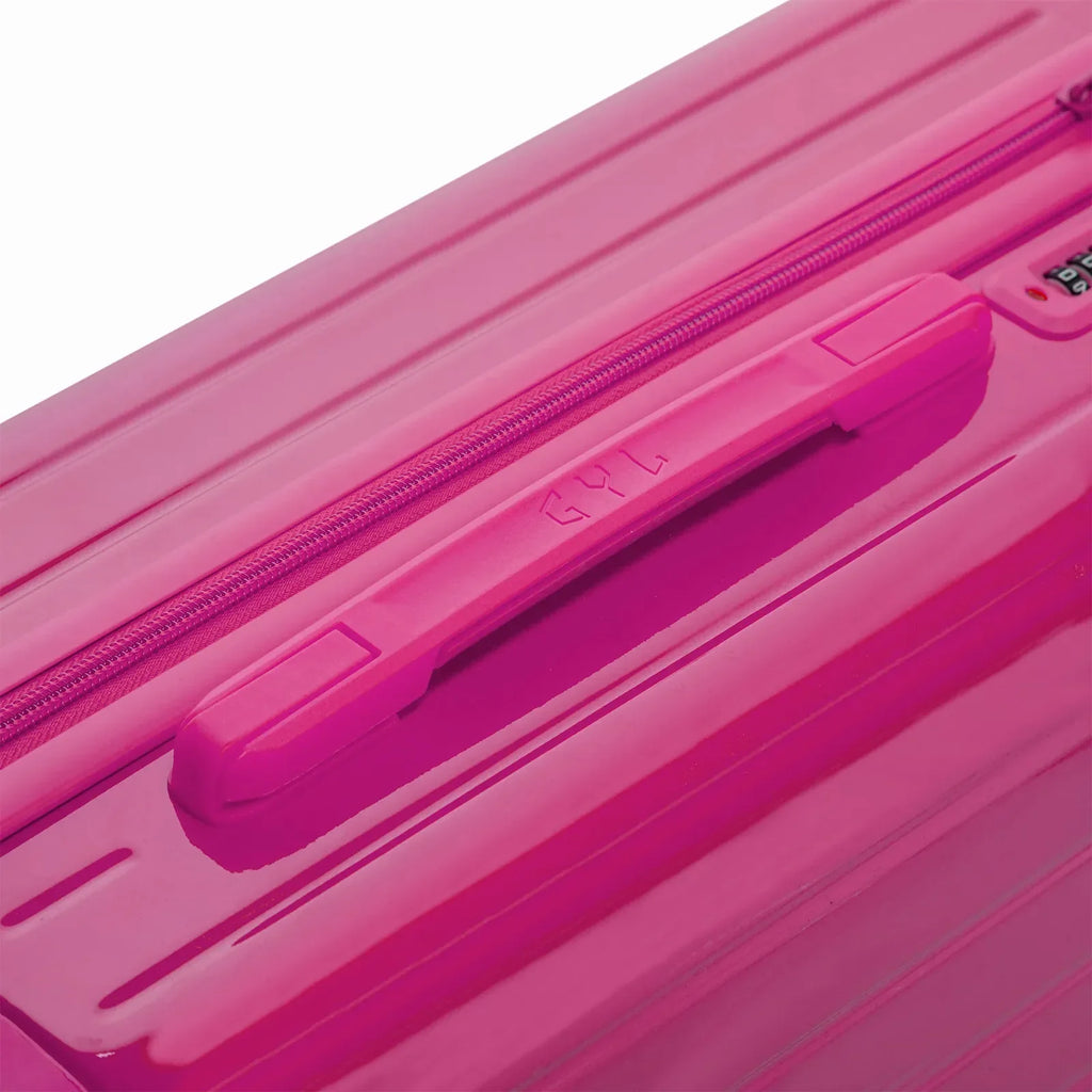 Poignée supérieure rigide de la valise GYL Intemporelle fuchsia avec logo embossé sur le dessus. #couleur_fuchsia