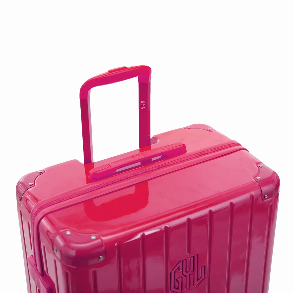 Poignée trolley télescopique GYL déployée sur la valise Intemporelle fuchsia en polycarbonate. #couleur_fuchsia