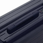 Poignée supérieure rigide de la valise GYL Intemporelle marine avec logo embossé sur le dessus. #couleur_marine