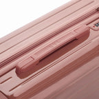 Poignée supérieure rigide de la valise GYL Intemporelle rose gold avec logo embossé sur le dessus. #couleur_rose gold