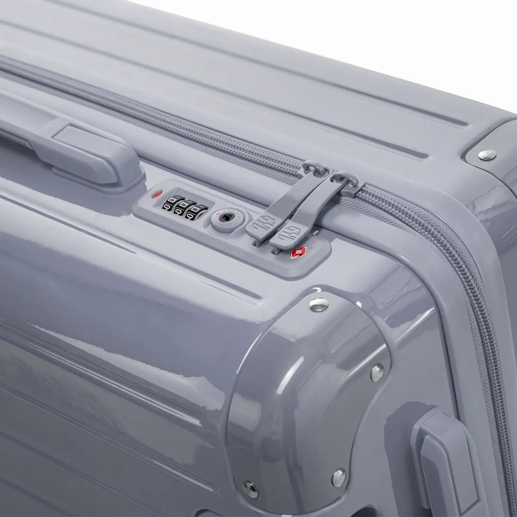 Fermeture à combinaison TSA et double curseur zippé GYL sur la valise rigide argent Intemporelle. #couleur_argent