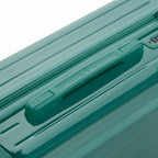 Poignée supérieure rigide de la valise GYL Intemporelle vert d'eau avec logo embossé sur le dessus. #couleur_vert