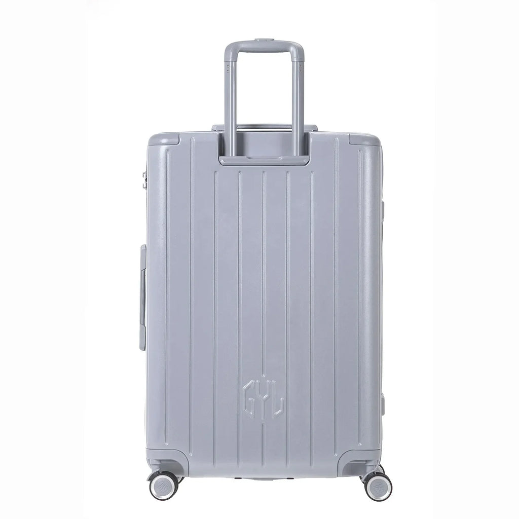 Vue arrière de la valise rigide GYL Intemporelle argent avec poignées intégrées et roulettes pivotantes. #couleur_argent