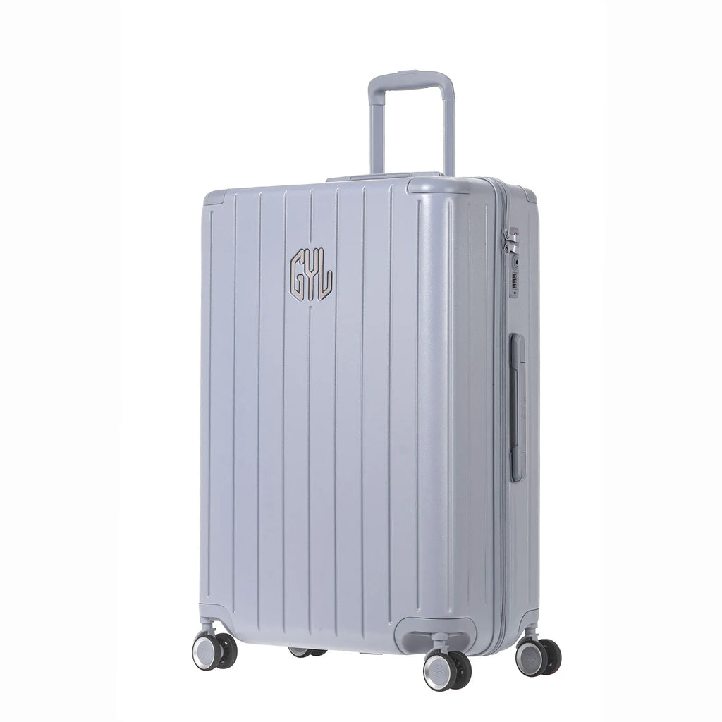 Vue face angle de la valise rigide GYL Intemporelle argent avec poignées intégrées et roulettes pivotantes. #couleur_argent