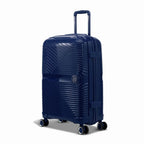 Valise moyenne GYL Signature marine en polypropylène vue de trois quarts, avec trolley déployé et roues doubles 360° #couleur_marine
