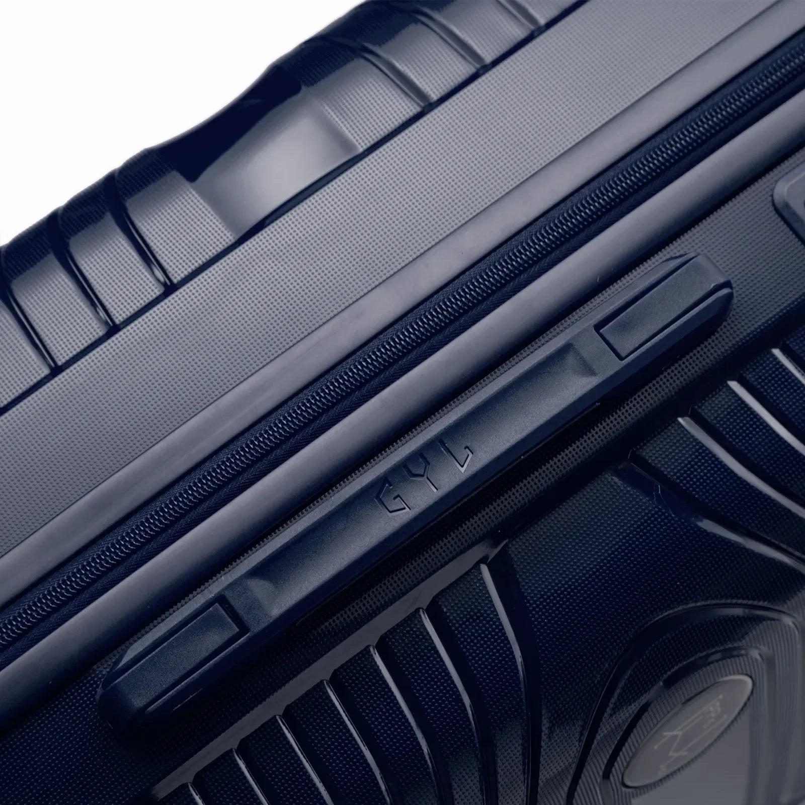 Détail de la poignée latérale et du logo GYL sur la valise Signature marine. #couleur_marine
