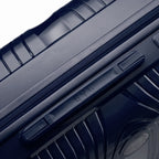 Détail de la poignée latérale et du logo GYL sur la valise Signature marine. #couleur_marine
