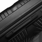 Détail de la poignée latérale et du logo GYL sur la valise Signature rouge. #couleur_noir