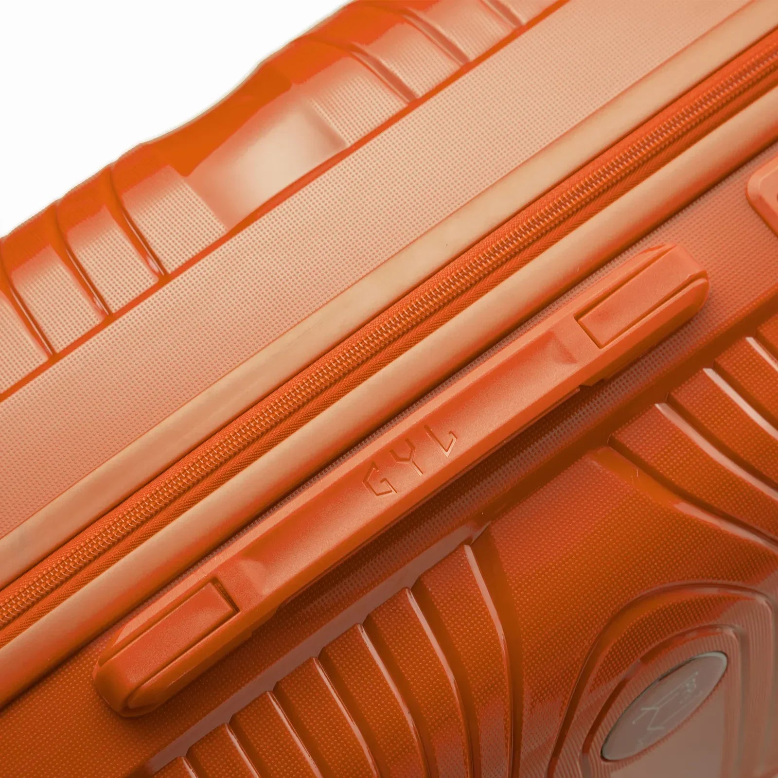 Détail de la poignée latérale et du logo GYL sur la valise Signature orange. #couleur_orange