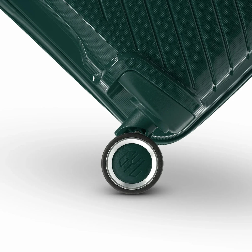 Détail de la roue avec logo GYL sur la valise Signature sapin en polypropylène brillant. #couleur_sapin
