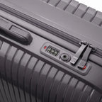Détail de la serrure TSA intégrée et des curseurs sur la valise Signature argent. #couleur_argent
