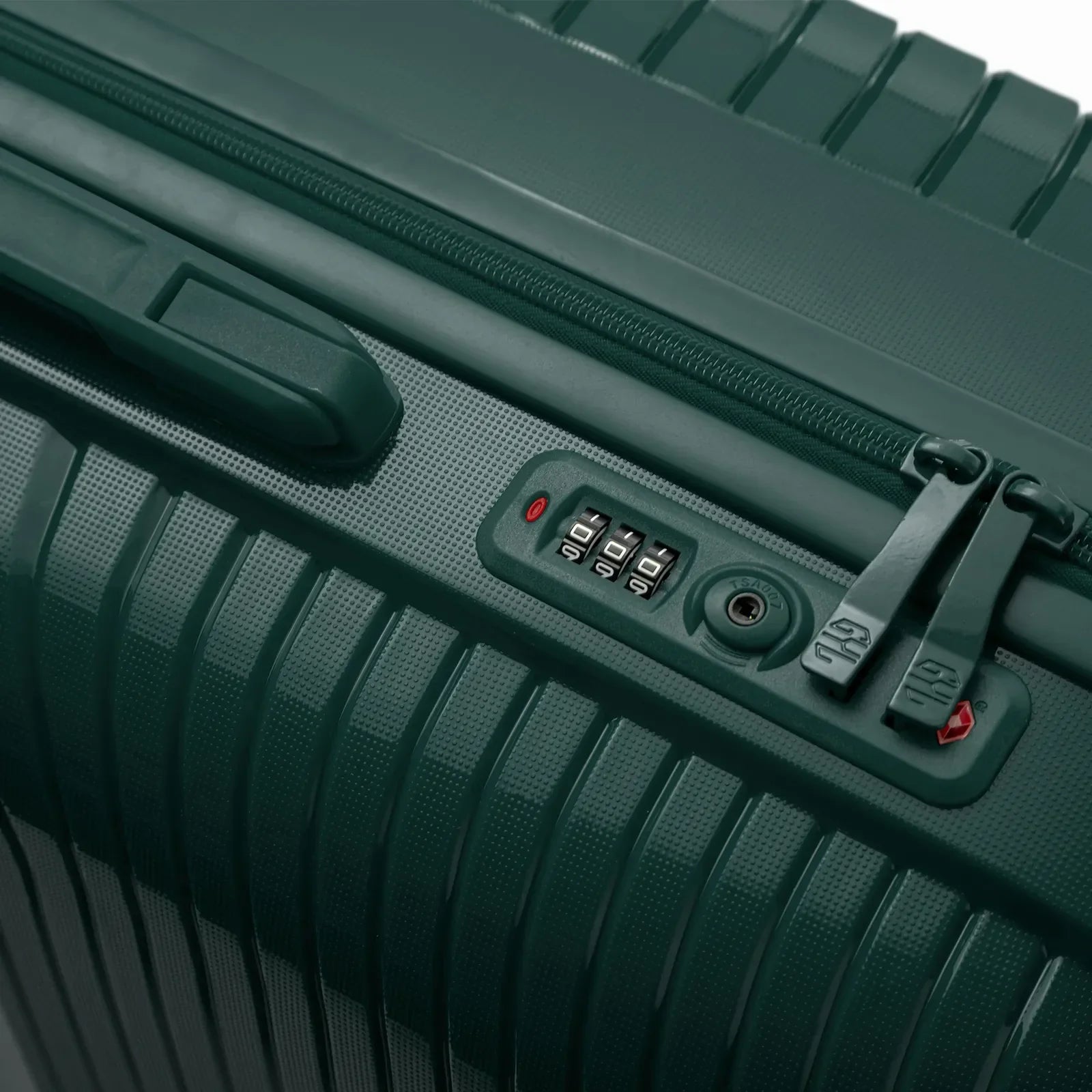 Détail de la serrure TSA intégrée et des curseurs sur la valise Signature sapin. #couleur_sapin