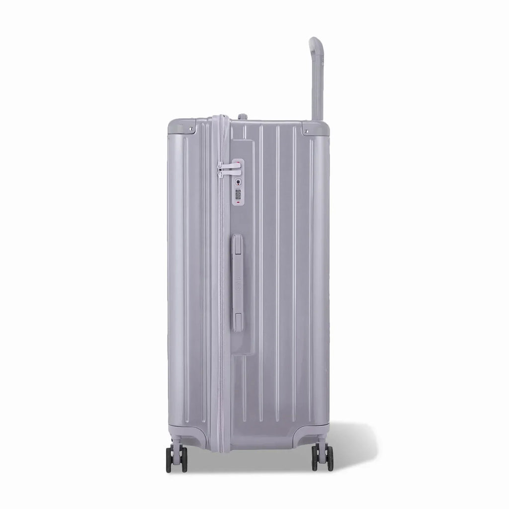 Côté de la valise trunk GYL XL argent avec serrure TSA intégrée et poignée latérale assortie. #couleur_argent
