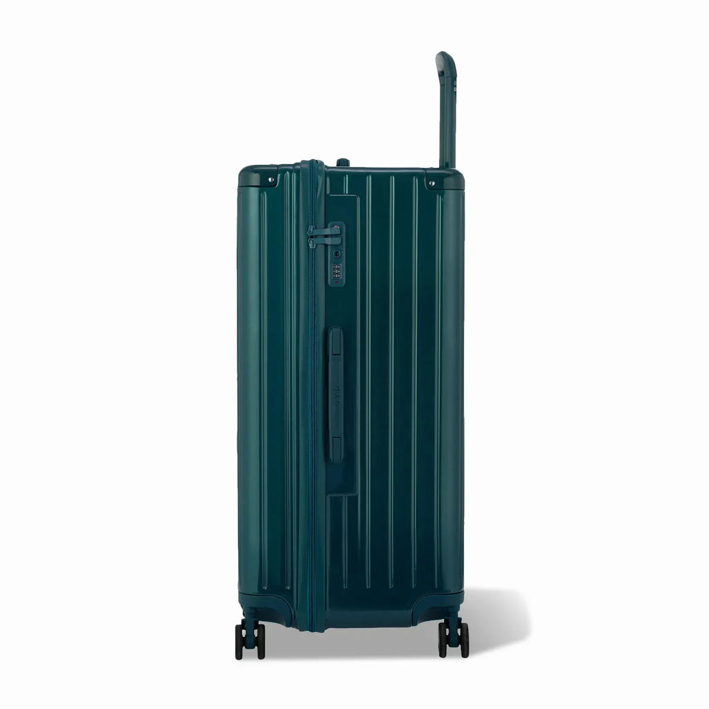 Côté de la valise trunk GYL XL sapin avec serrure TSA intégrée et poignée latérale assortie. #couleur_sapin