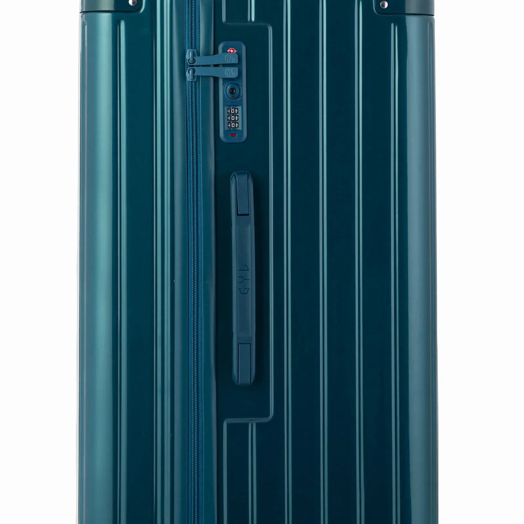 Détail de la serrure TSA et de la poignée latérale sur la valise trunk sapin. #couleur_sapin