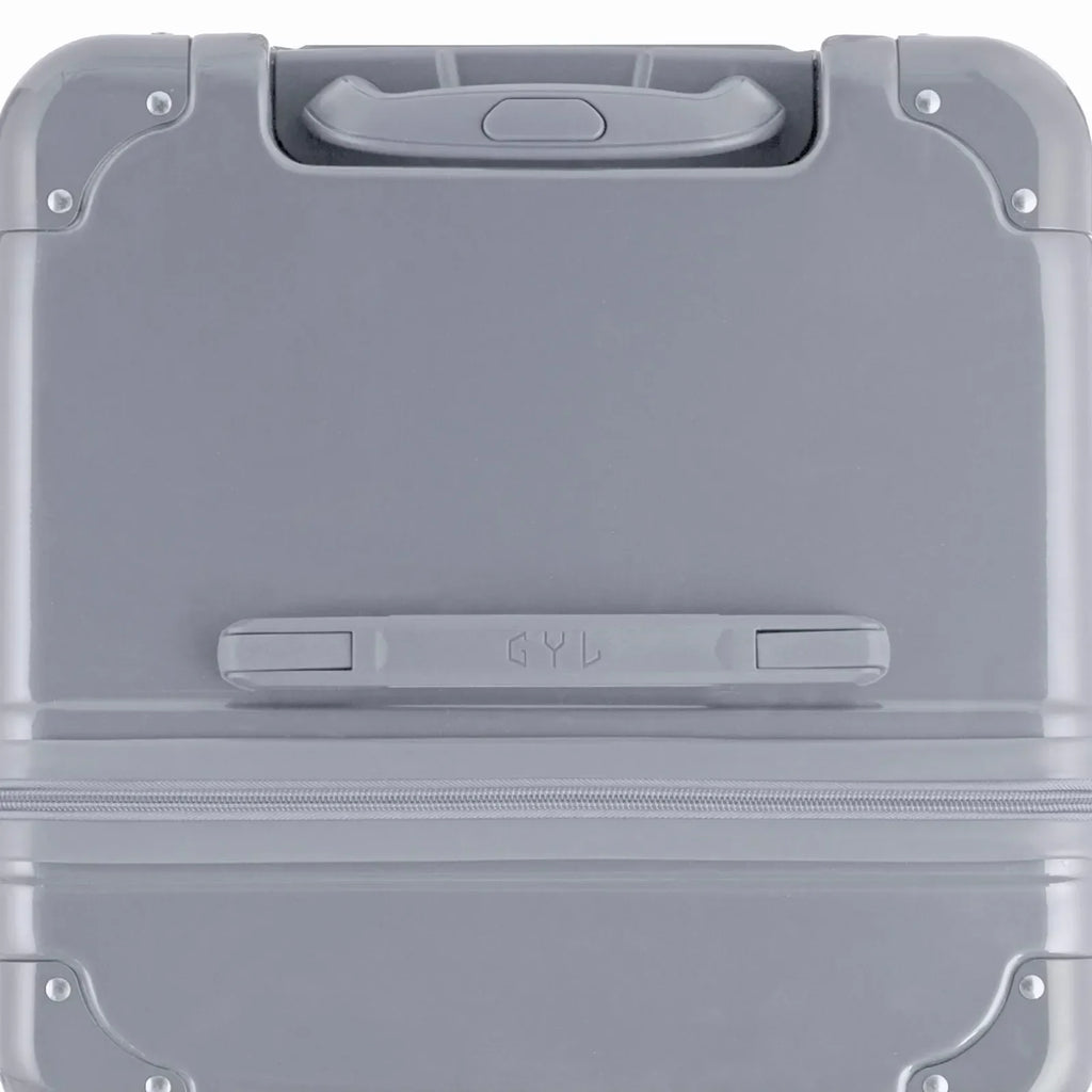 Vue du dessus de la valise trunk GYL argent en polycarbonate, avec poignée centrale et coins renforcés. #couleur_argent
