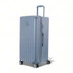 Valise trunk GYL taille XL en polycarbonate bleu gris vue de trois quarts, avec trolley déployé et roues 360°. #couleur_bleu grisé