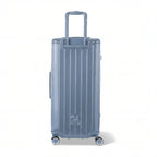 Dos de la valise trunk GYL XL bleu gris avec trolley télescopique sorti et logo embossé. #couleur_bleu grisé