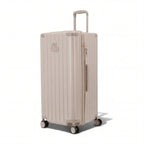 Valise trunk GYL taille XL en polycarbonate nude vue de trois quarts, avec trolley déployé et roues 360°. #couleur_nude