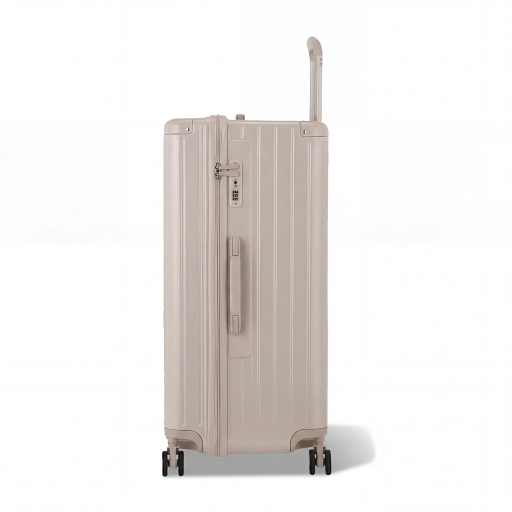 Côté de la valise trunk GYL XL nude avec serrure TSA intégrée et poignée latérale assortie. #couleur_nude