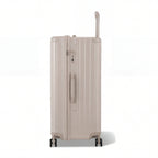 Côté de la valise trunk GYL XL nude avec serrure TSA intégrée et poignée latérale assortie. #couleur_nude