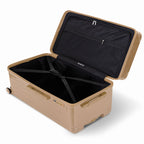 Intérieur de la valise trunk GYL XL champagne ouvert, avec sangles croisées et compartiments de rangement. #couleur_champagne