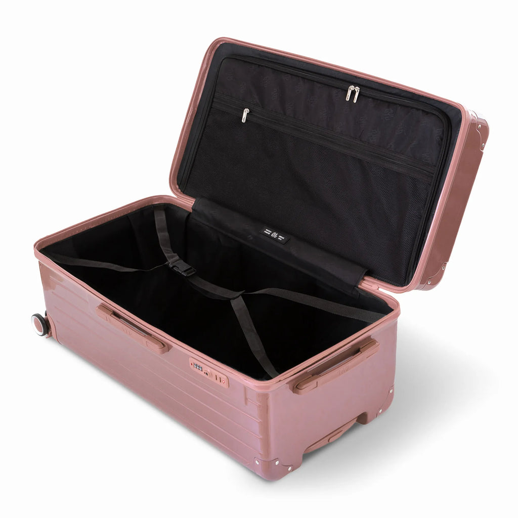 Intérieur de la valise trunk GYL XL rose gold ouvert, avec sangles croisées et compartiments de rangement. #couleur_rose gold