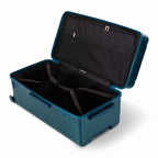 Intérieur de la valise trunk GYL XL sapin foncé ouvert, avec sangles croisées. #couleur_sapin