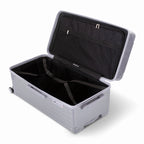 Intérieur de la valise trunk GYL XL argent ouvert, avec sangles croisées. #couleur_argent