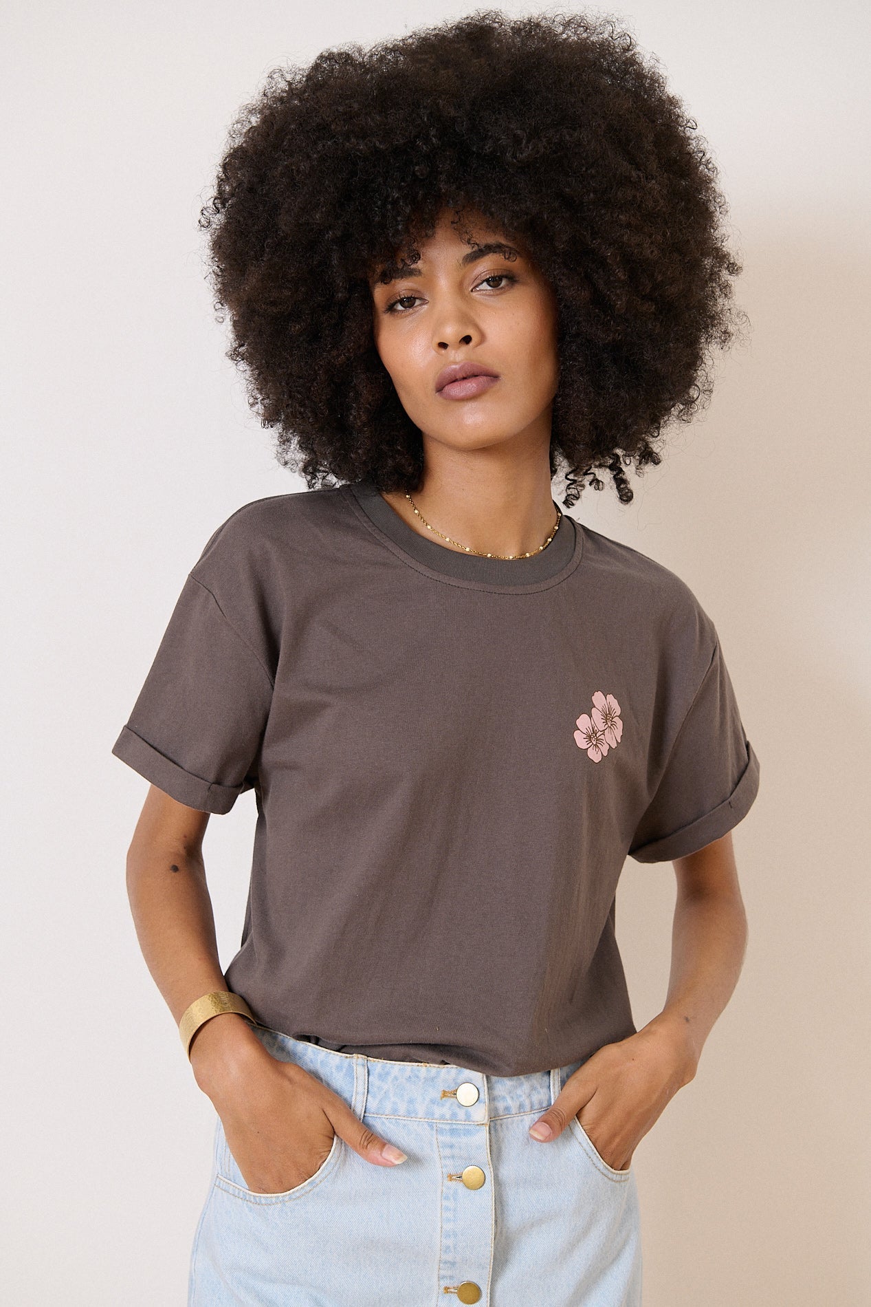 T-shirt moderne de coloris anthracite à manches courtes, col rond, coupe ample avec imprimé original sur le devant et le dos
