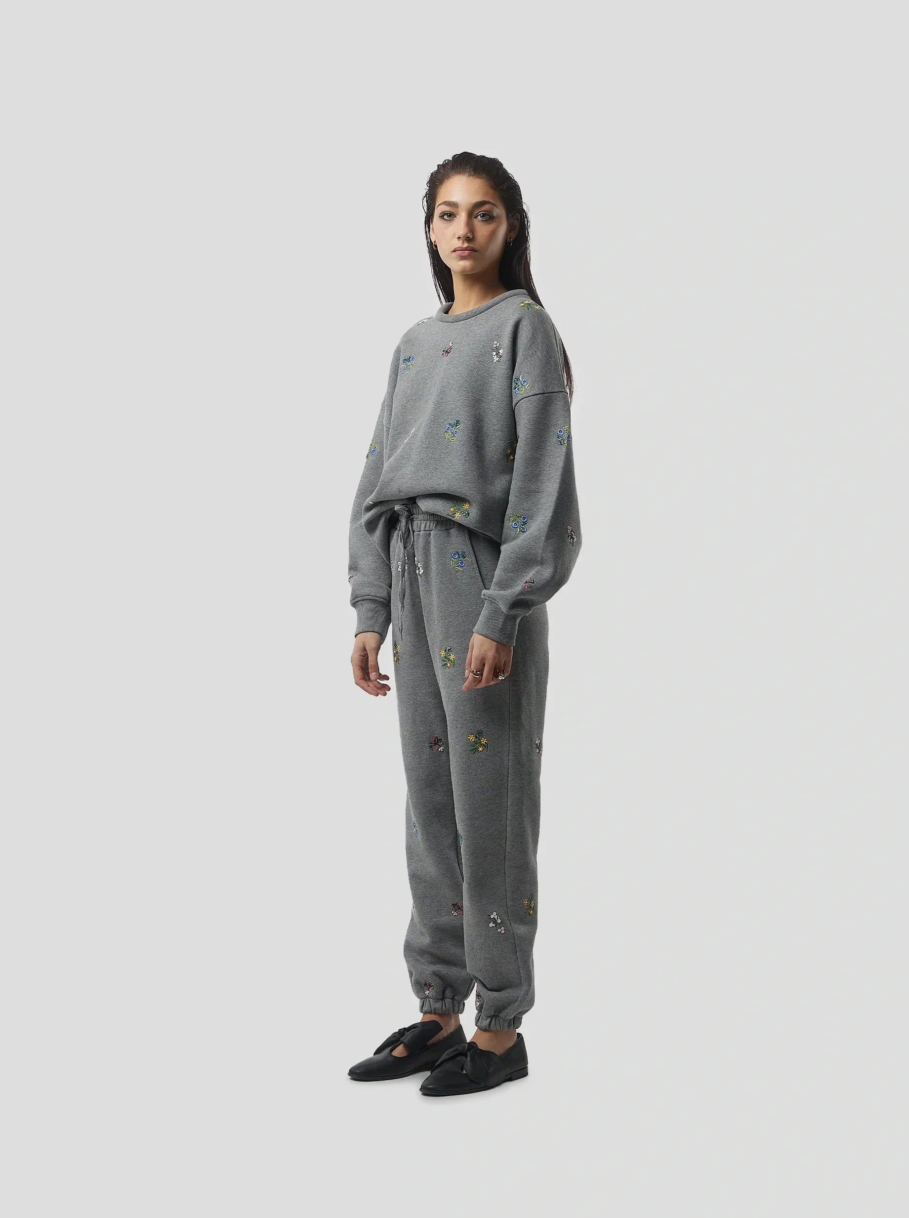 Pantalon Kiara In Grey Beaded Embroideried Fleece