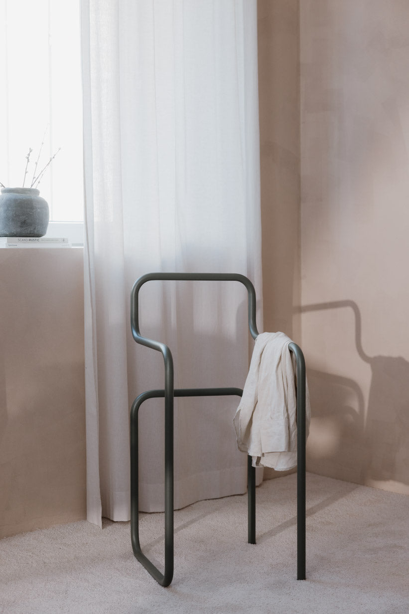 Minimalist Herrendiener JAMES Kleiderständer in einem hellen Schlafzimmer, ideal für Kleidung und Accessoires.