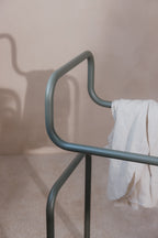 Detailaufnahme des Herrendieners JAMES mit minimalistischer Designstruktur und Kleidung drapiert.