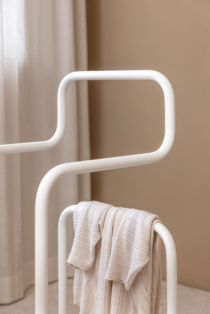 Minimalist Herrendiener mit einem leichten Stoffhänger, ideal für Kleidung im Schlafzimmer.