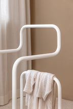 Minimalist Herrendiener mit einem leichten Stoffhänger, ideal für Kleidung im Schlafzimmer.