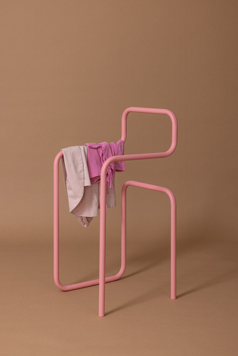 Minimalist Herrendiener JAMES in Pink mit Kleidungsstücken, stylische Aufbewahrung für Schlafzimmer.