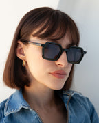 Lunettes de soleil Danica Olive — monture hexagonale, portées par une femme