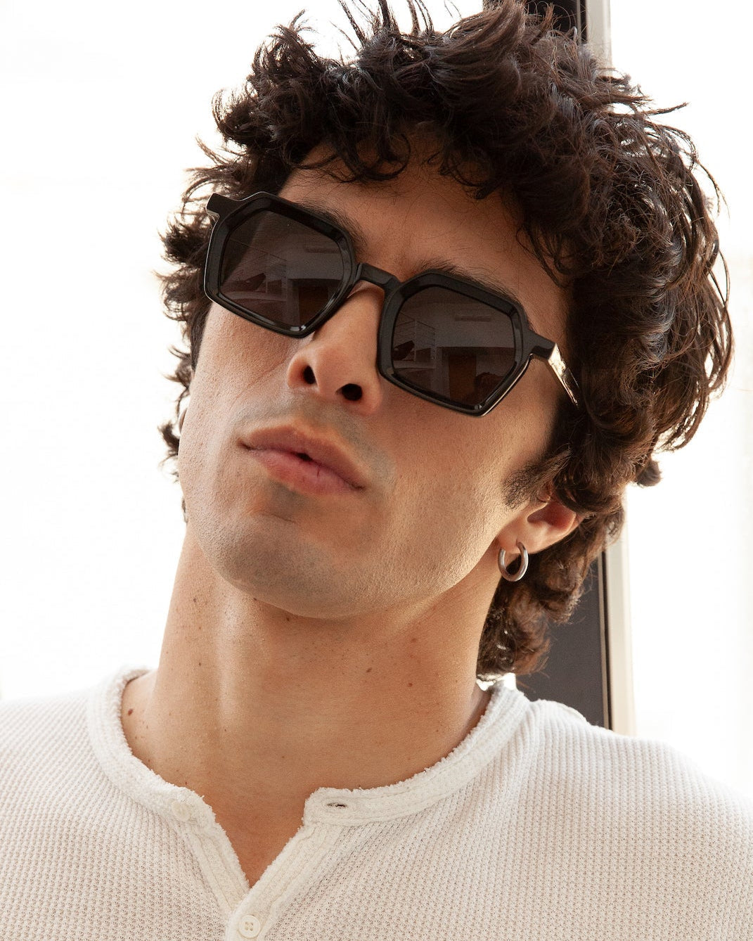 Lunettes de soleil Danica Olive — monture hexagonale, portées par un homme
