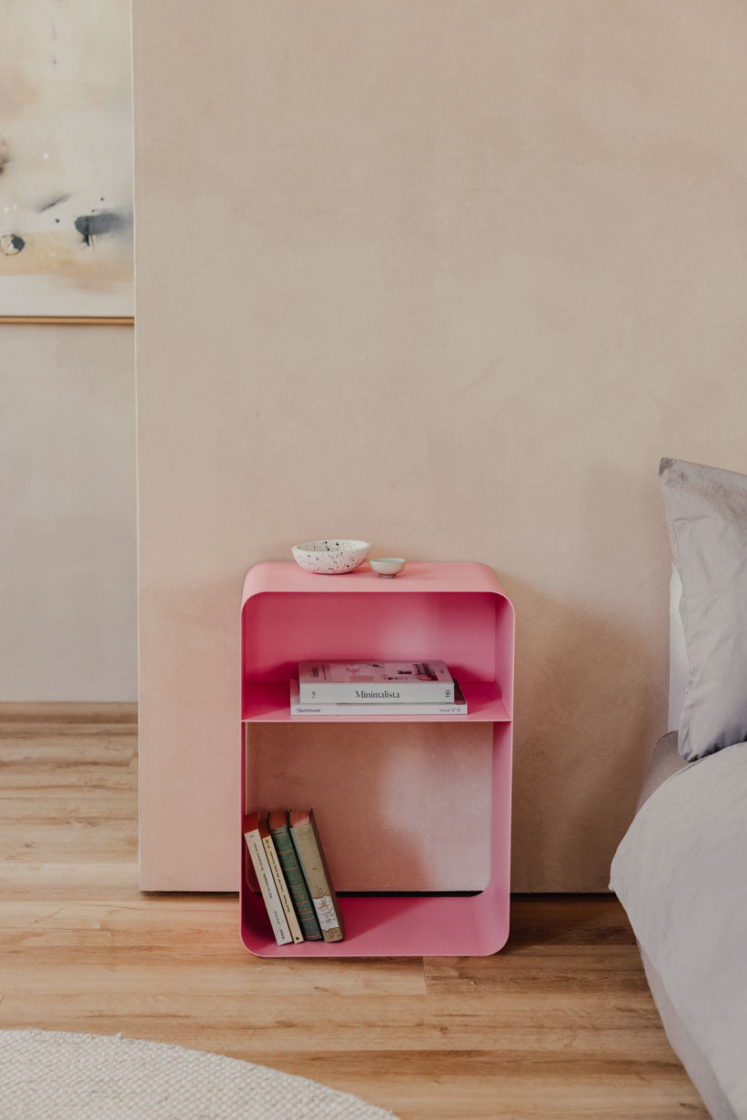 Stehender Nachttisch in Pink mit minimalistischen Linien und elegantem Design im Schlafzimmer.
