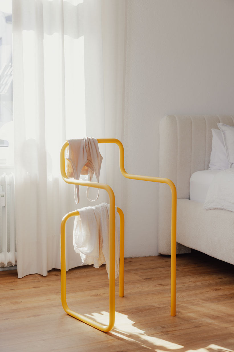 Minimalistischer Herrendiener JAMES in gelb, ideal für Kleidung im Schlafzimmer.